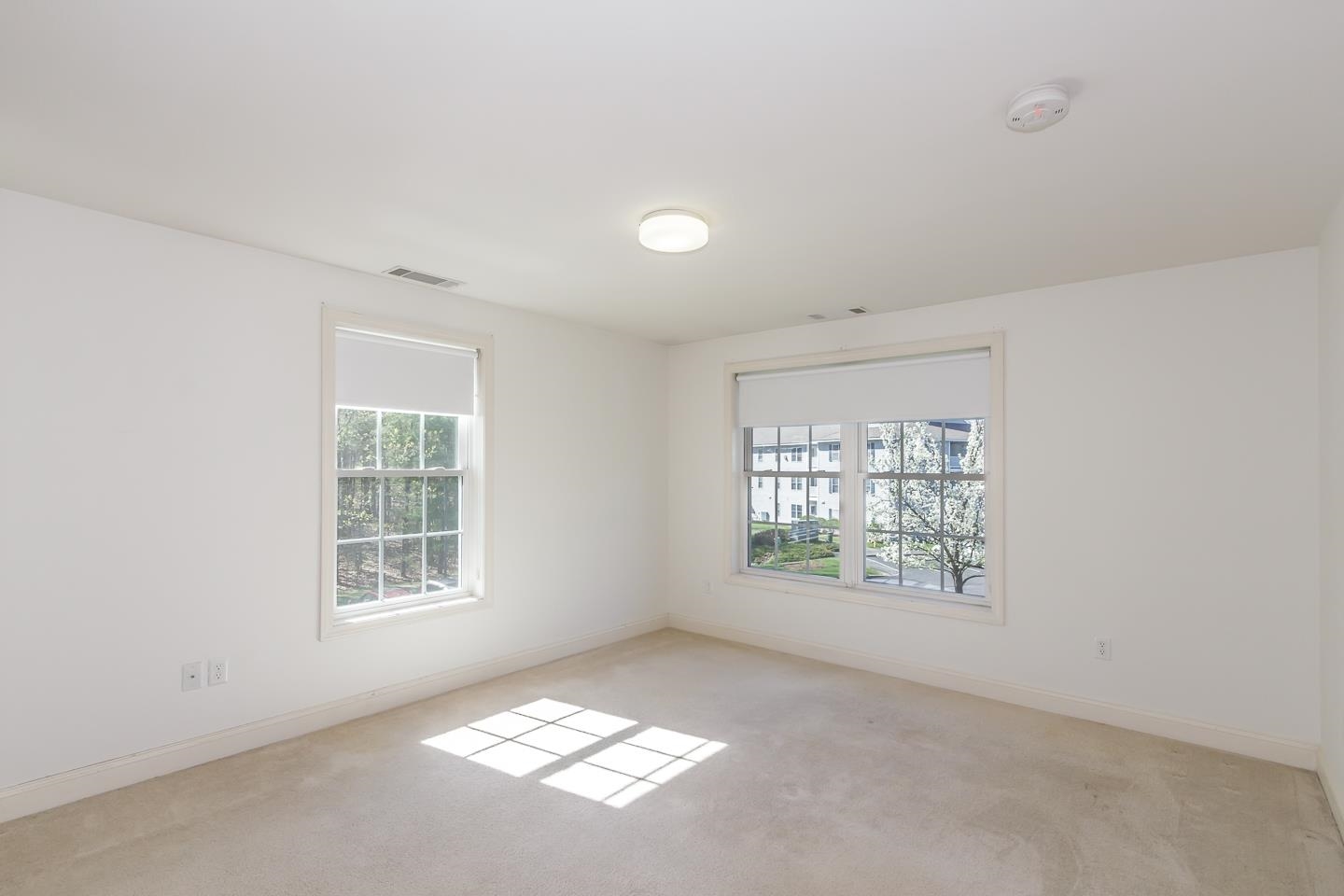 Londonderry, New Hampshire 03053, United States, 2 Bedrooms Bedrooms, ,2 BathroomsBathrooms,Residential,Pending,120082