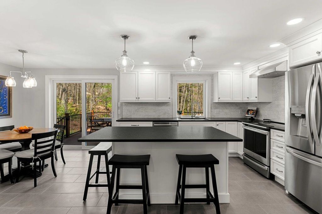 Photo of 75 Birkdale Road, Bedford, NH 03110 (MLS # 5085480)