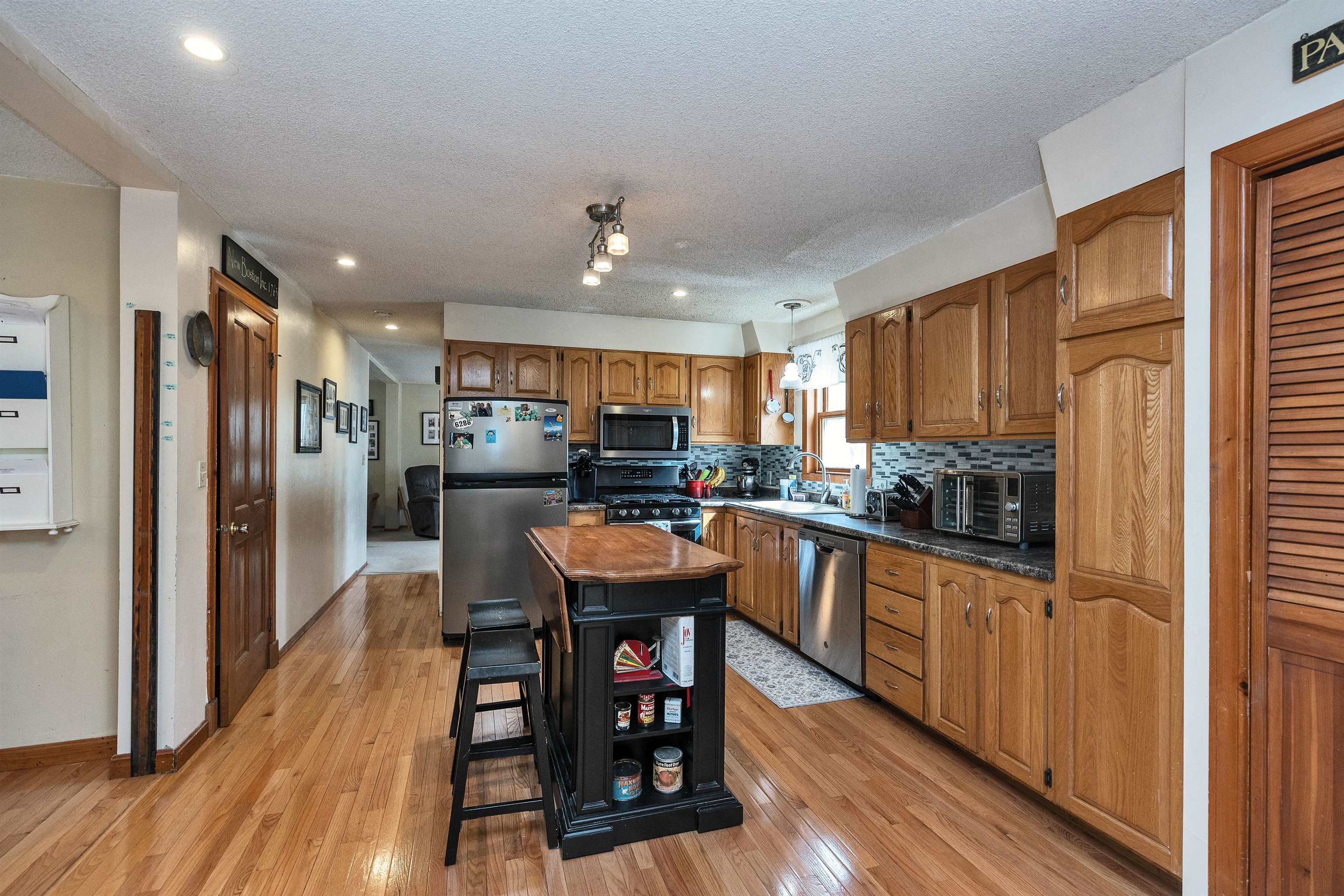 New Boston, New Hampshire 03070, United States, 3 Bedrooms Bedrooms, ,2 BathroomsBathrooms,Residential,Pending,105860