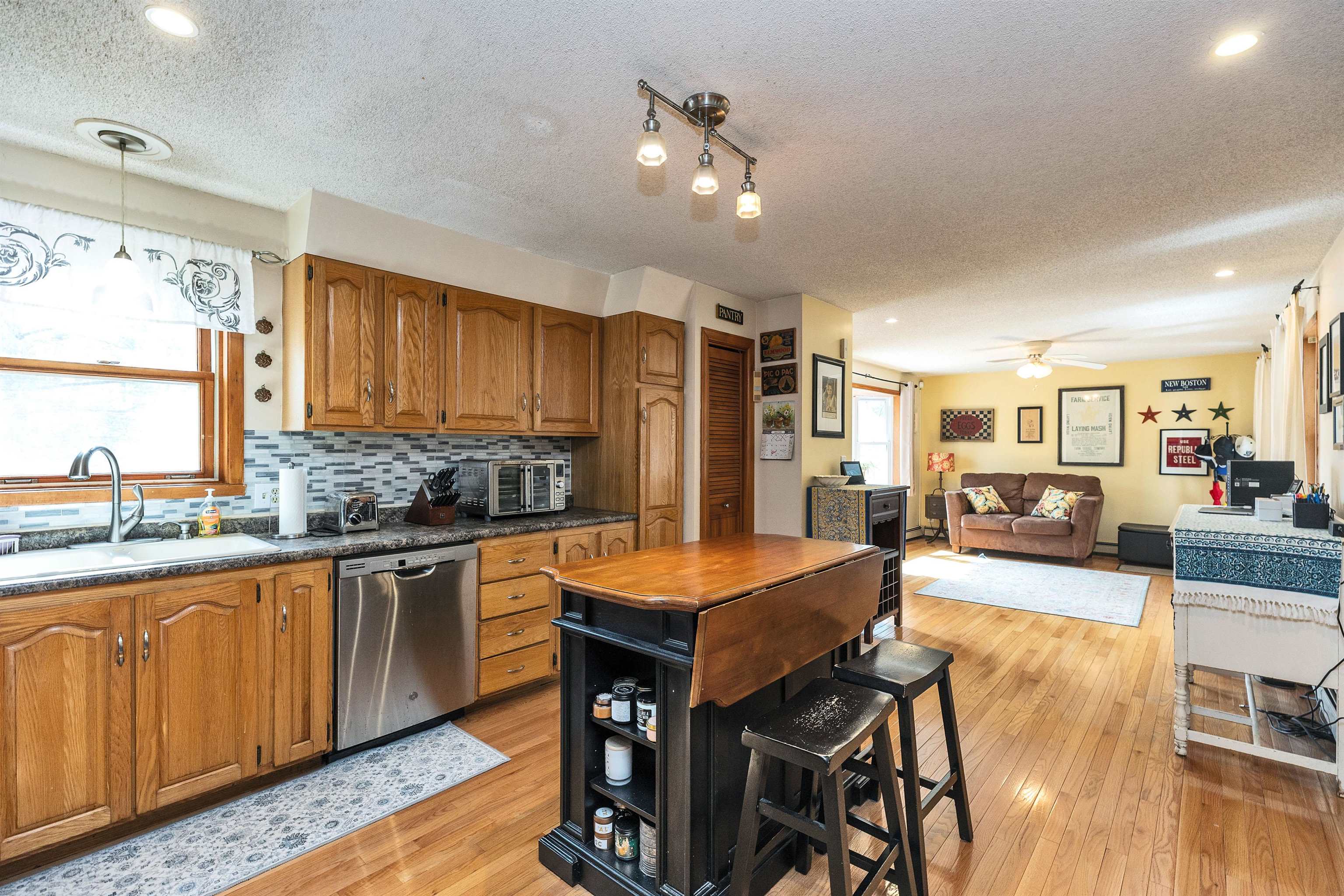 New Boston, New Hampshire 03070, United States, 3 Bedrooms Bedrooms, ,2 BathroomsBathrooms,Residential,Pending,105860