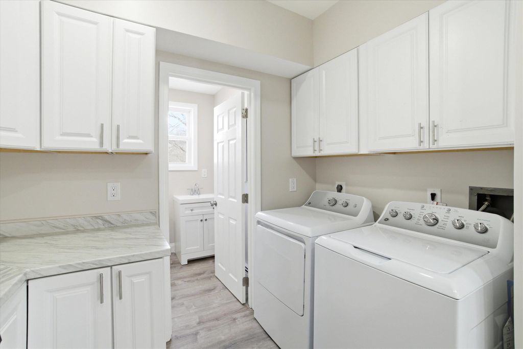 Photo of 254 Auburn Street #1st Floor, Manchester, NH 03103 (MLS # 5081192)