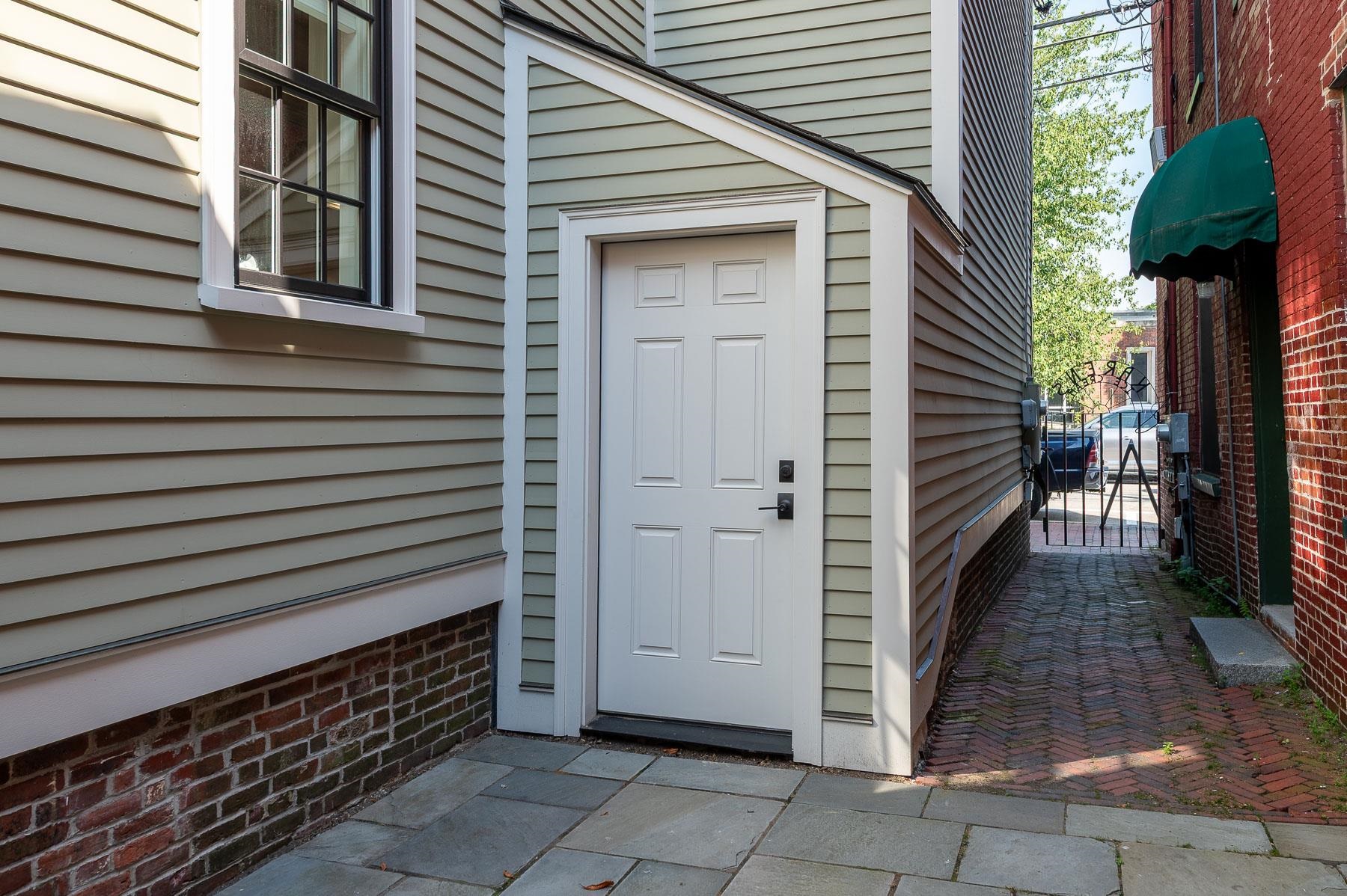 Portsmouth, New Hampshire 03801, United States, 2 Bedrooms Bedrooms, ,2 BathroomsBathrooms,Residential,Active,183653