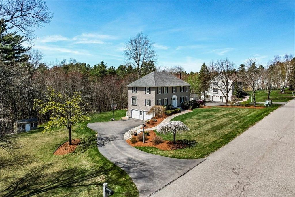 Photo of 5 Nutfield Drive, Londonderry, NH 03053 (MLS # 5084362)