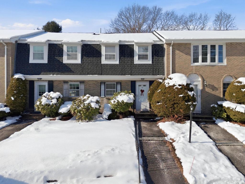 Photo of 15 Fieldstone Drive, Londonderry, NH 03053 (MLS # 5075507)