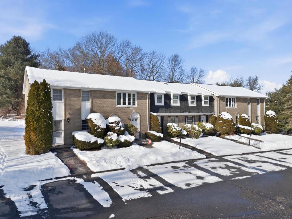 Photo of 15 Fieldstone Drive, Londonderry, NH 03053 (MLS # 5075507)