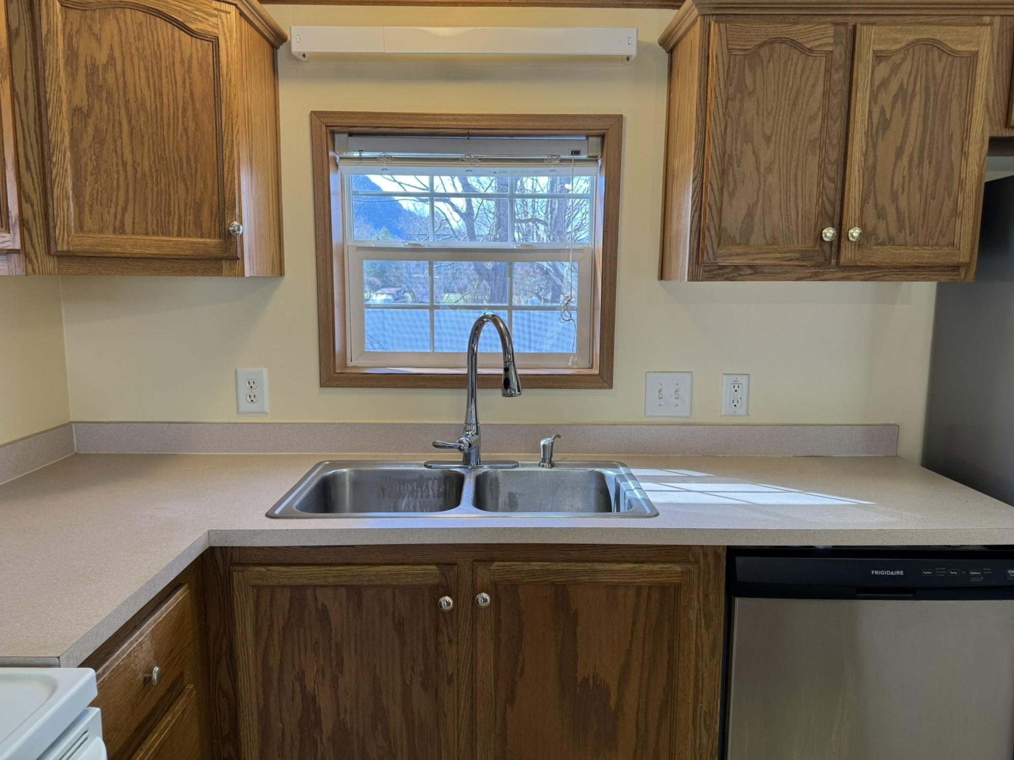 Bristol, Vermont 05443, United States, 3 Bedrooms Bedrooms, ,2 BathroomsBathrooms,Residential,Pending,109765