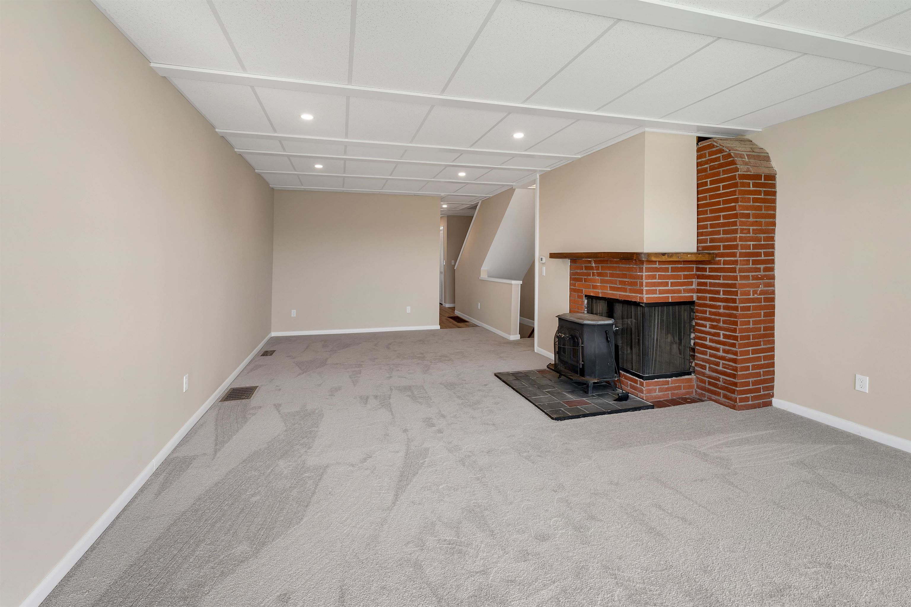 Sunapee, New Hampshire 03782, United States, 3 Bedrooms Bedrooms, ,3 BathroomsBathrooms,Residential,Active,120770