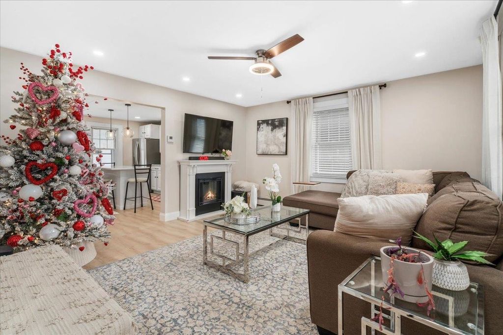 Photo of 11 Lincoln Street, Manchester, NH 03103 (MLS # 5074122)