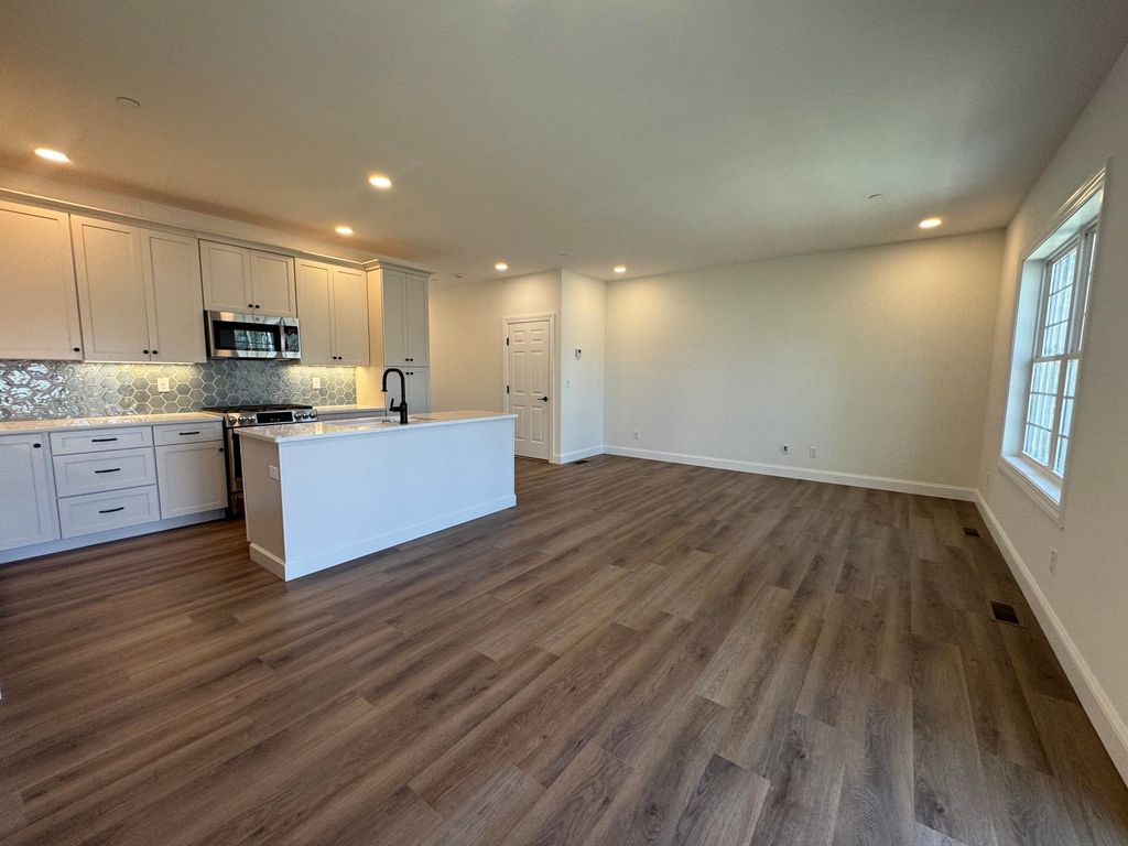 Photo of 8 Dearborn Circle, Goffstown, NH 03045 (MLS # 5085598)