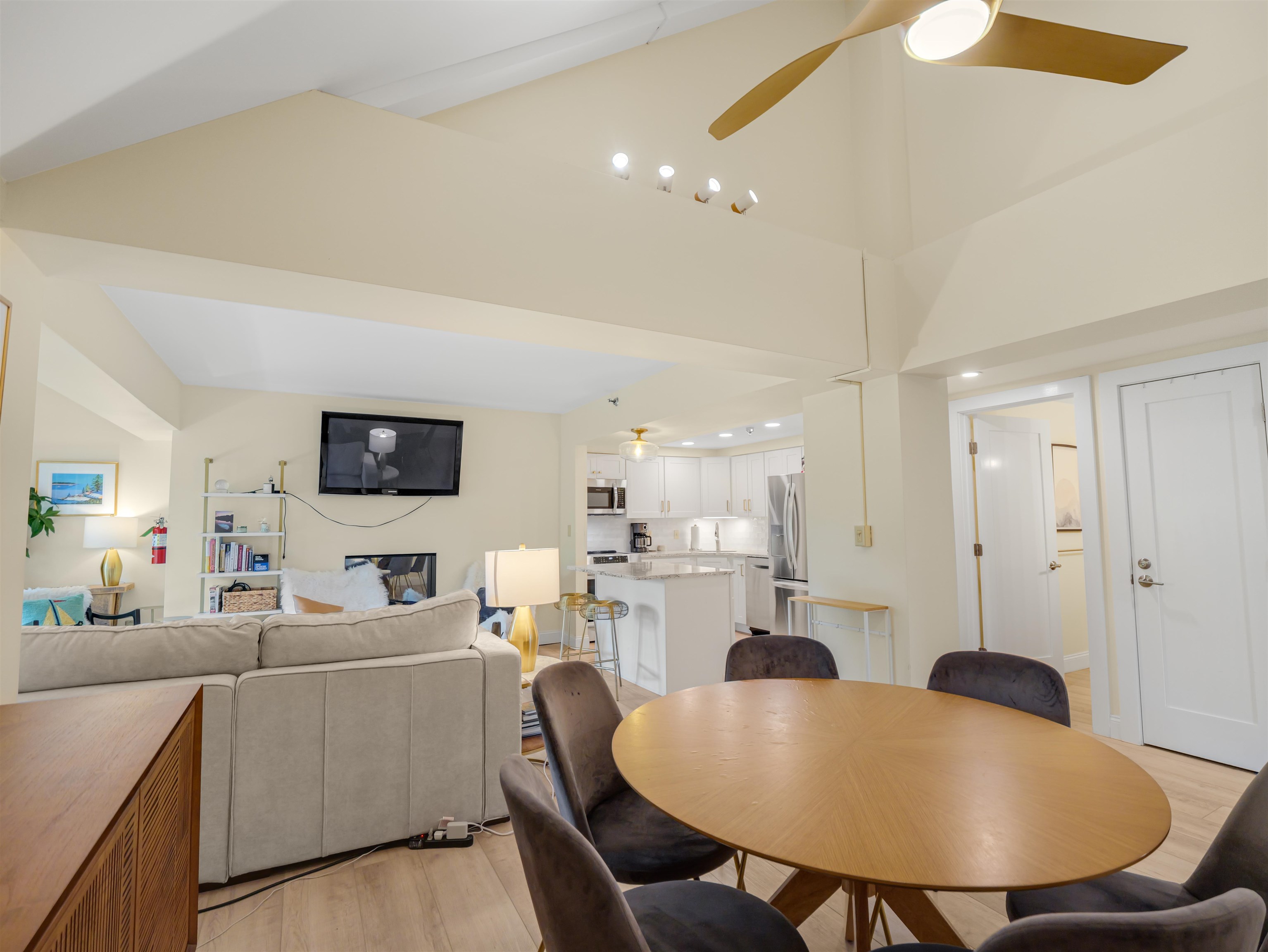 137 East Mountain Road 2E2
