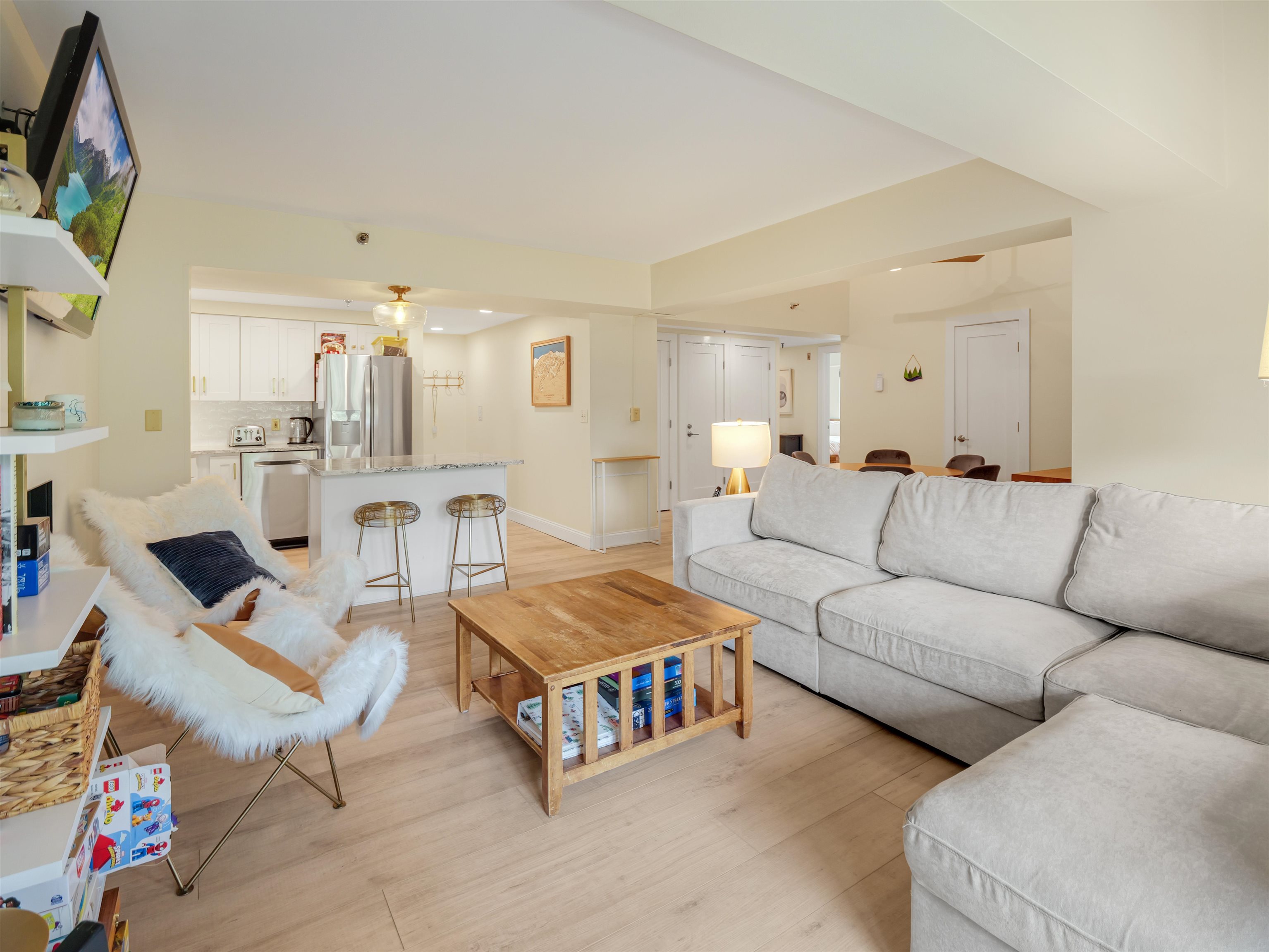 137 East Mountain Road 2E2