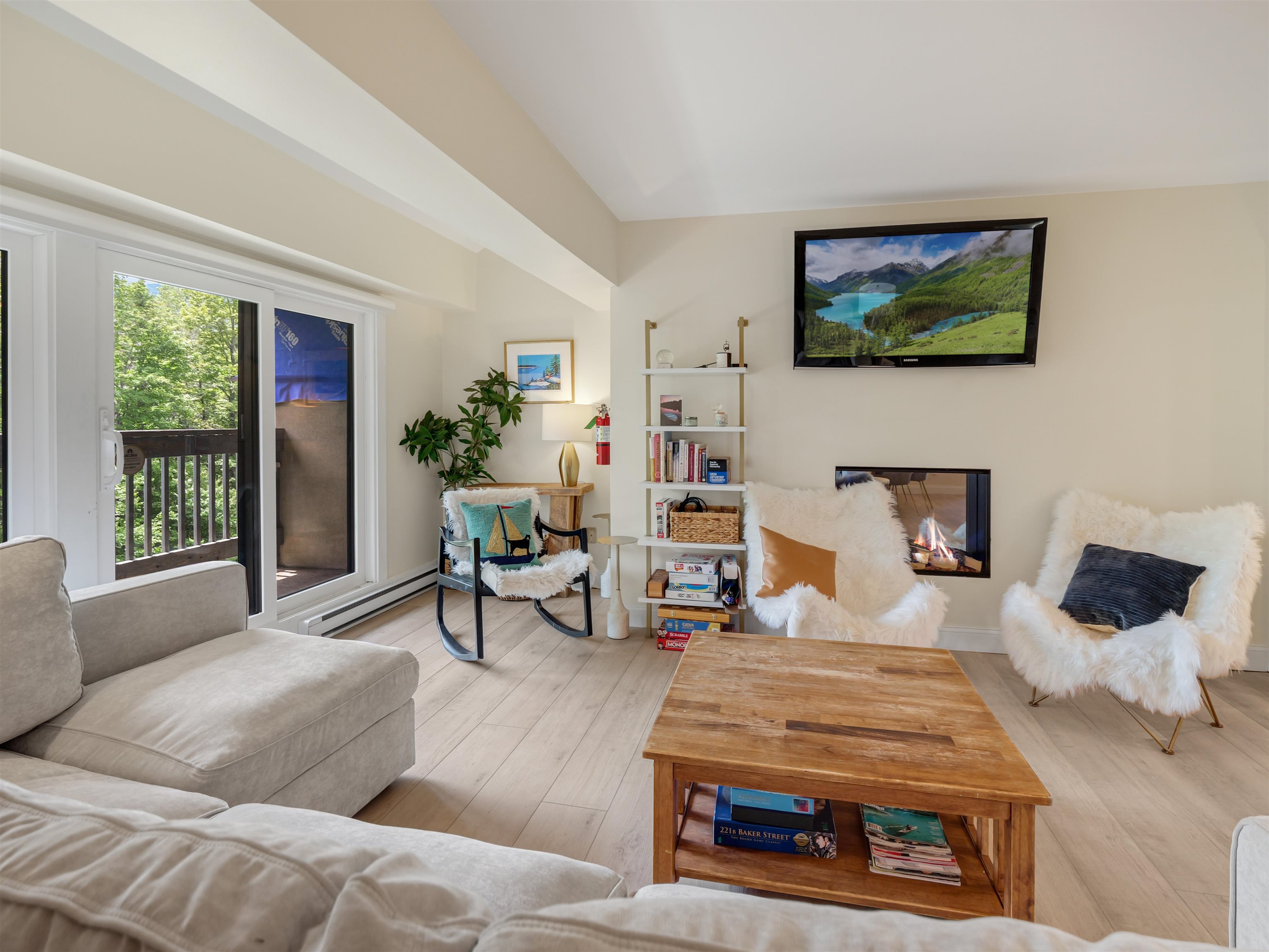137 East Mountain Road 2E2