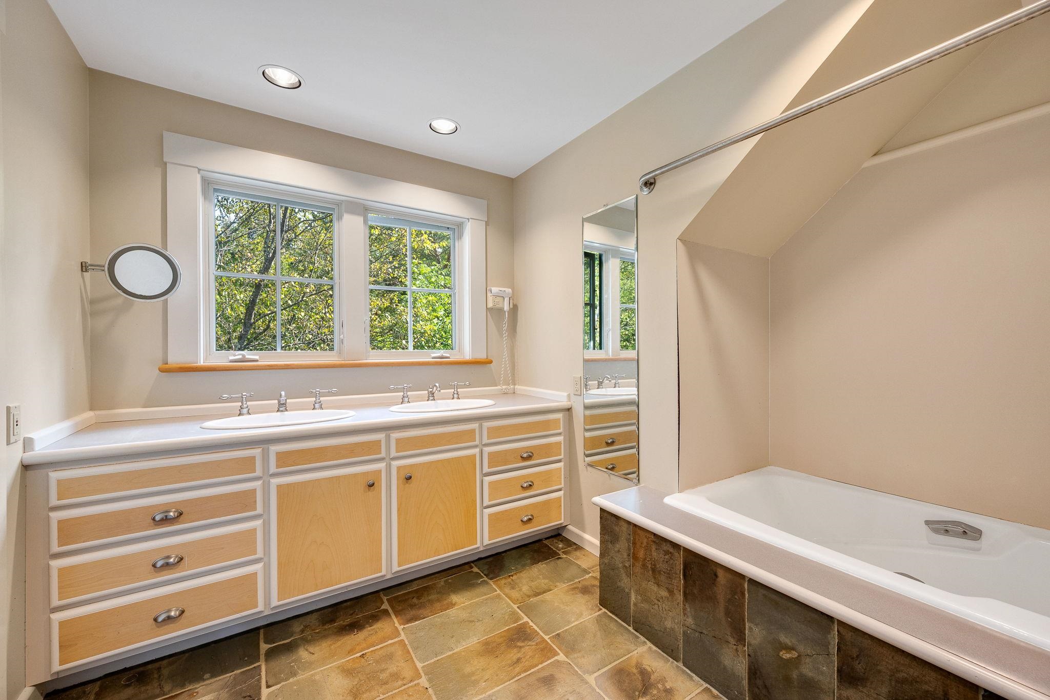 Middlesex, Vermont 05602, United States, 3 Bedrooms Bedrooms, ,5 BathroomsBathrooms,Residential,Active,177541