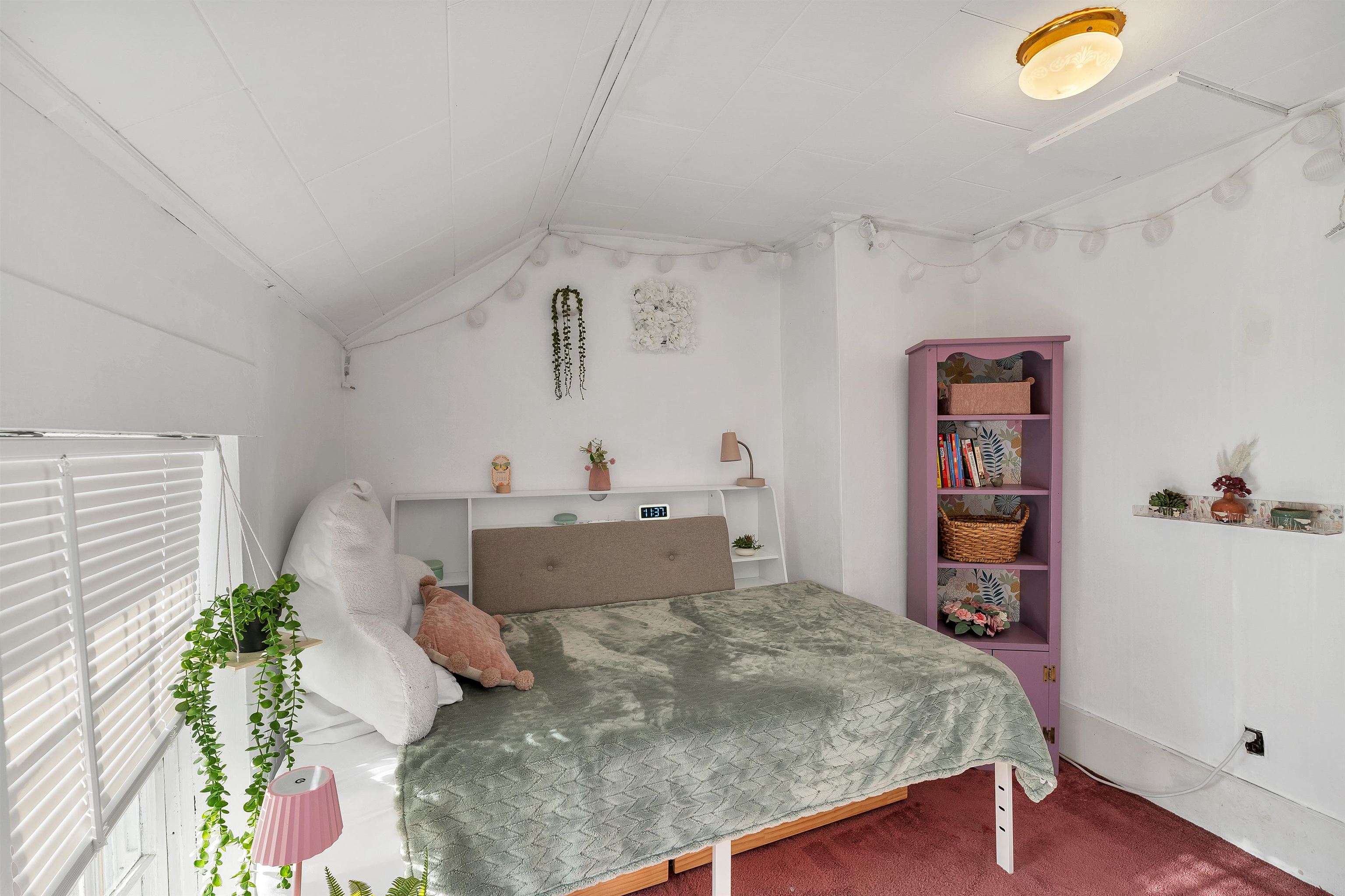 Laconia, New Hampshire 03246, United States, 4 Bedrooms Bedrooms, ,2 BathroomsBathrooms,Residential,Active,253699