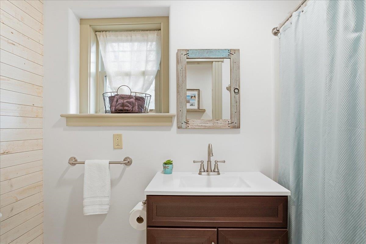 Waterbury, Vermont 05676, United States, 3 Bedrooms Bedrooms, ,2 BathroomsBathrooms,Residential,Pending,245827