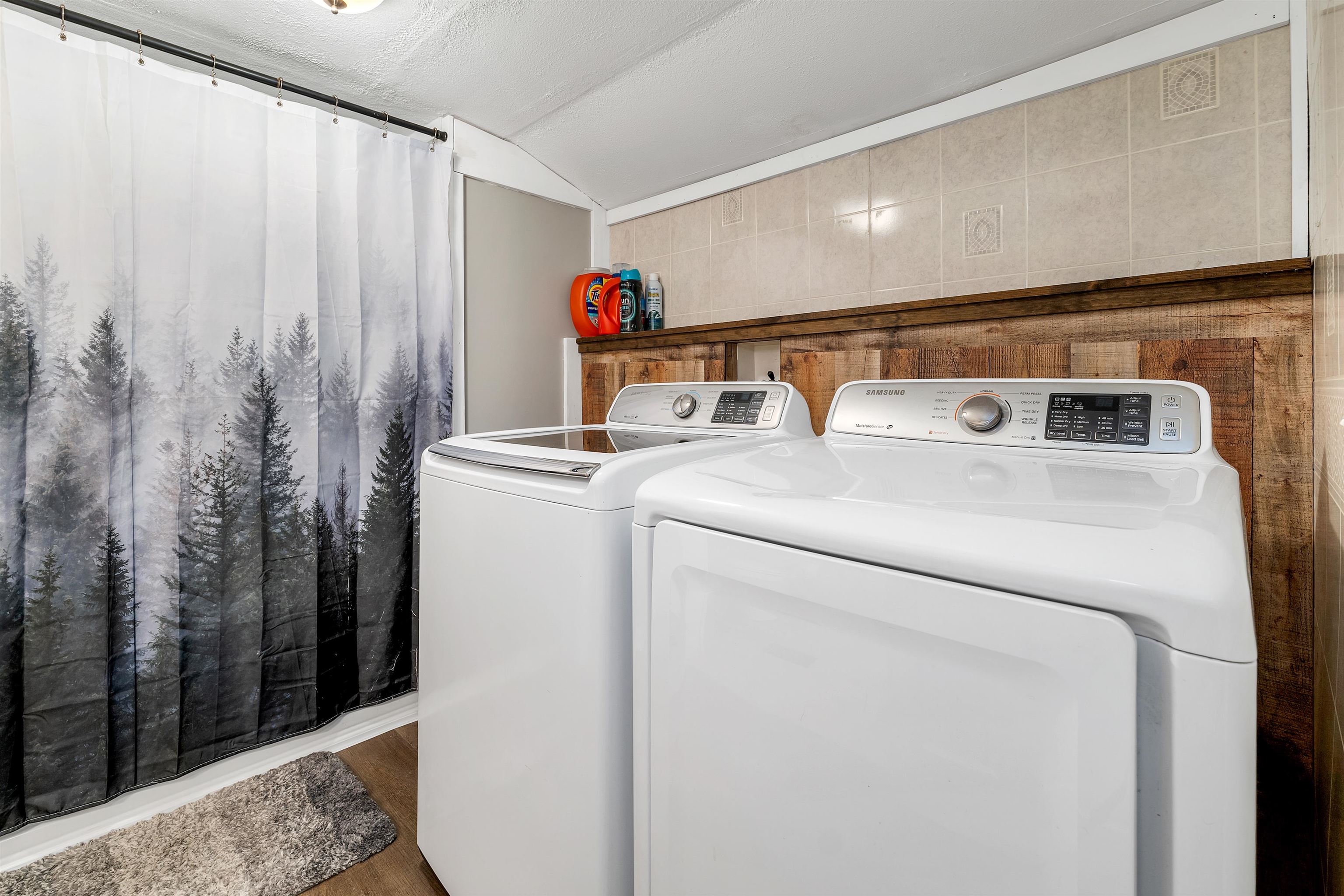 Ossipee, New Hampshire 03814, United States, 5 Bedrooms Bedrooms, ,3 BathroomsBathrooms,Residential,Active,182500