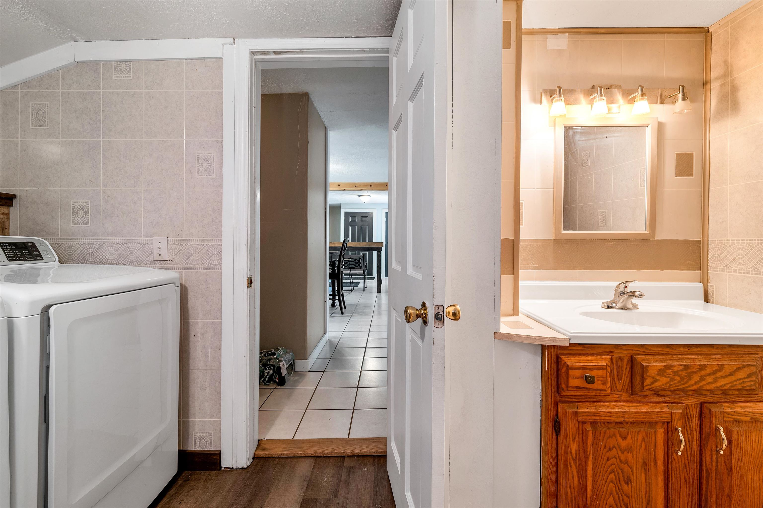 Ossipee, New Hampshire 03814, United States, 5 Bedrooms Bedrooms, ,3 BathroomsBathrooms,Residential,Active,182500