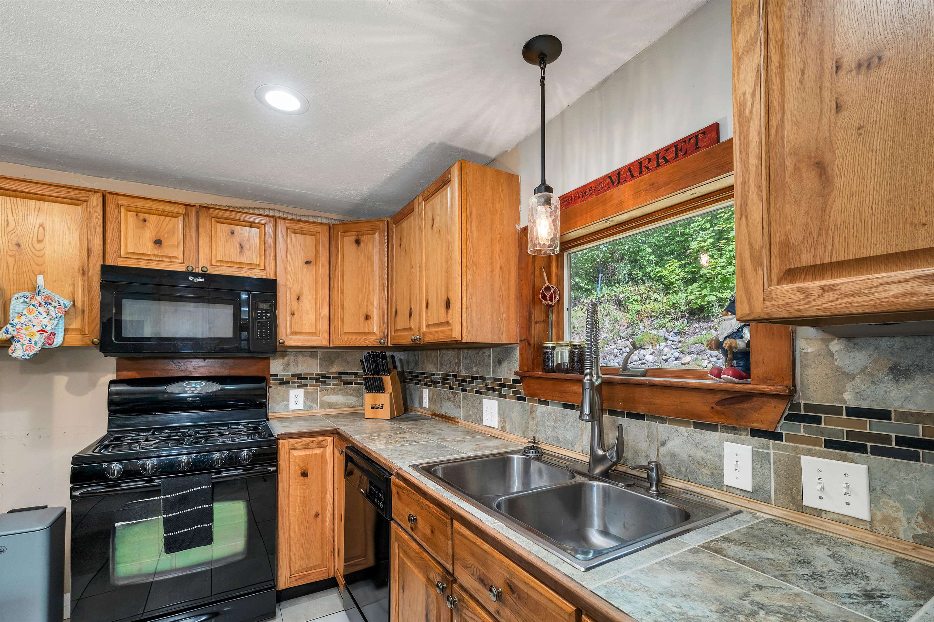 Ossipee, New Hampshire 03814, United States, 5 Bedrooms Bedrooms, ,3 BathroomsBathrooms,Residential,Active,182500