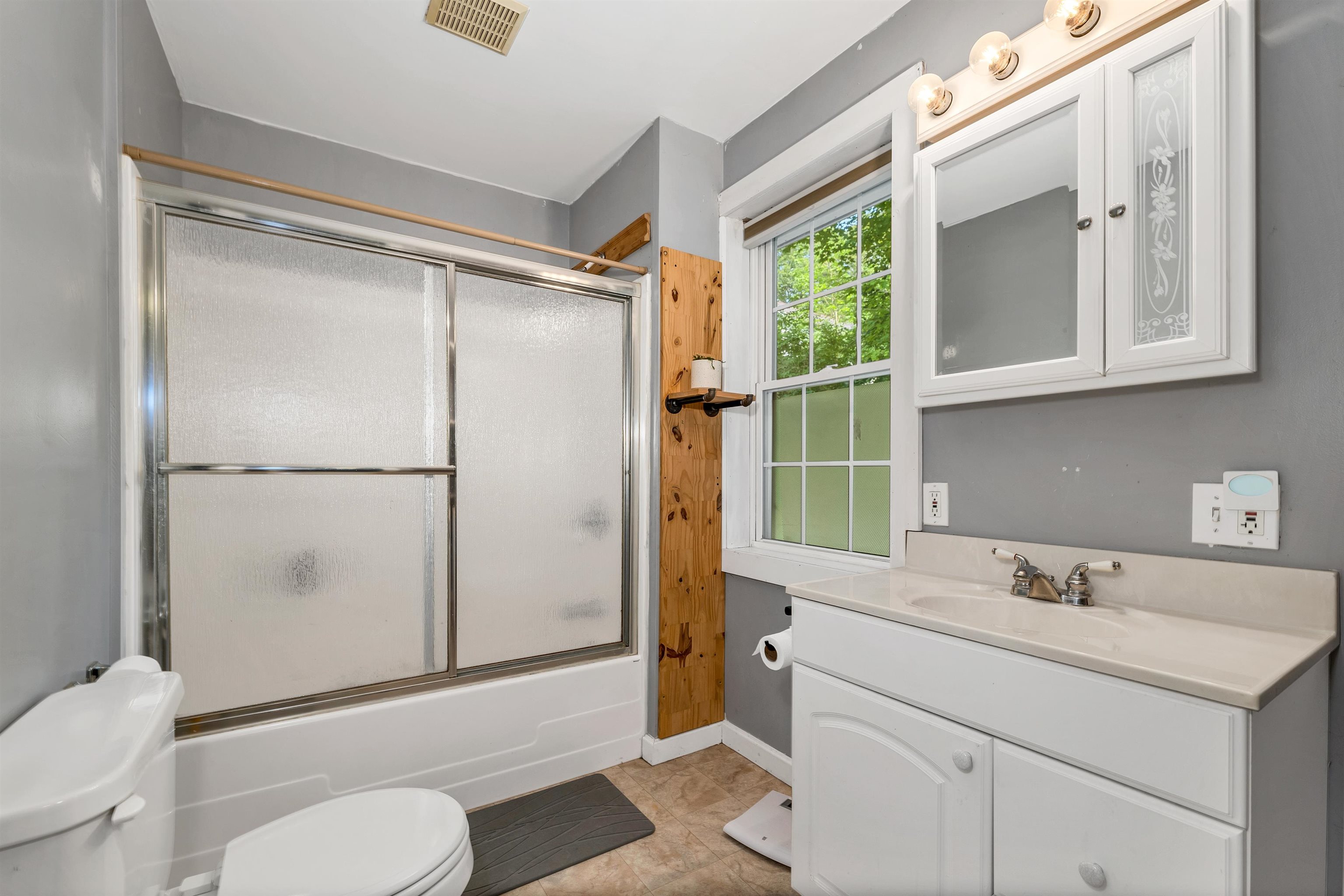 Ossipee, New Hampshire 03814, United States, 5 Bedrooms Bedrooms, ,3 BathroomsBathrooms,Residential,Active,182500