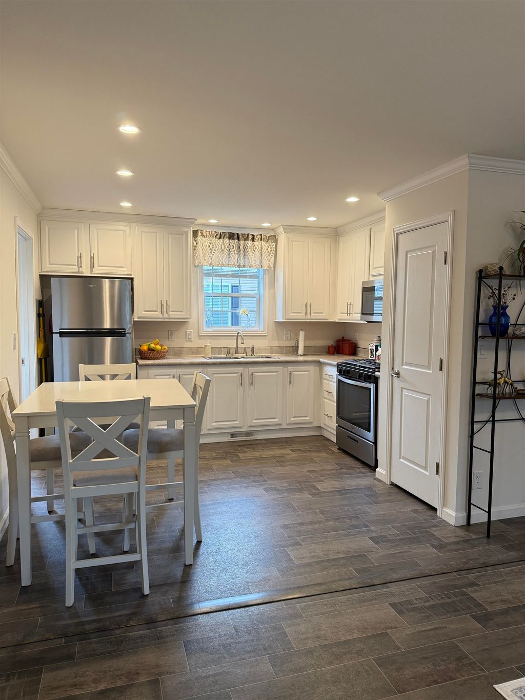 Photo of 14 Sir Lancelot Drive, Exeter, NH 03833 (MLS # 5070436)