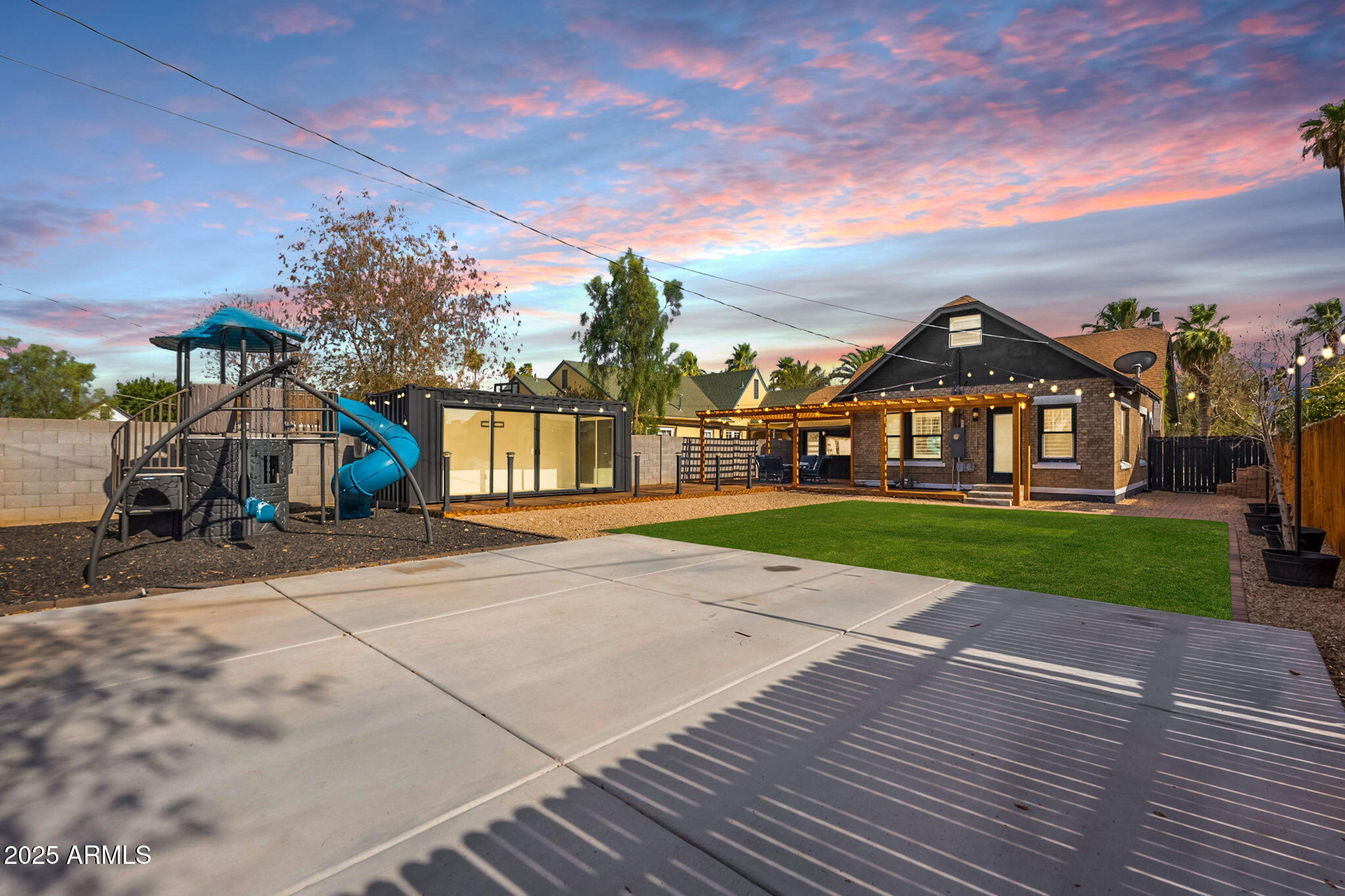 1126 W PORTLAND Street