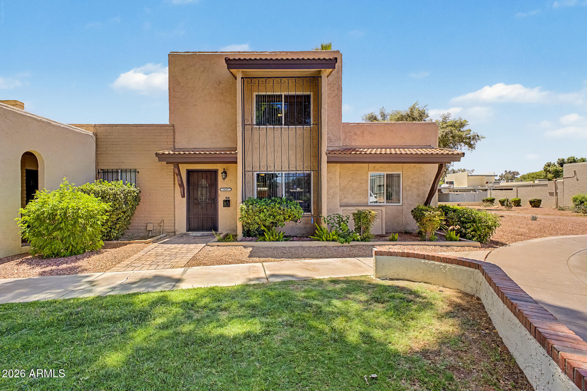 1837 W STELLA Lane