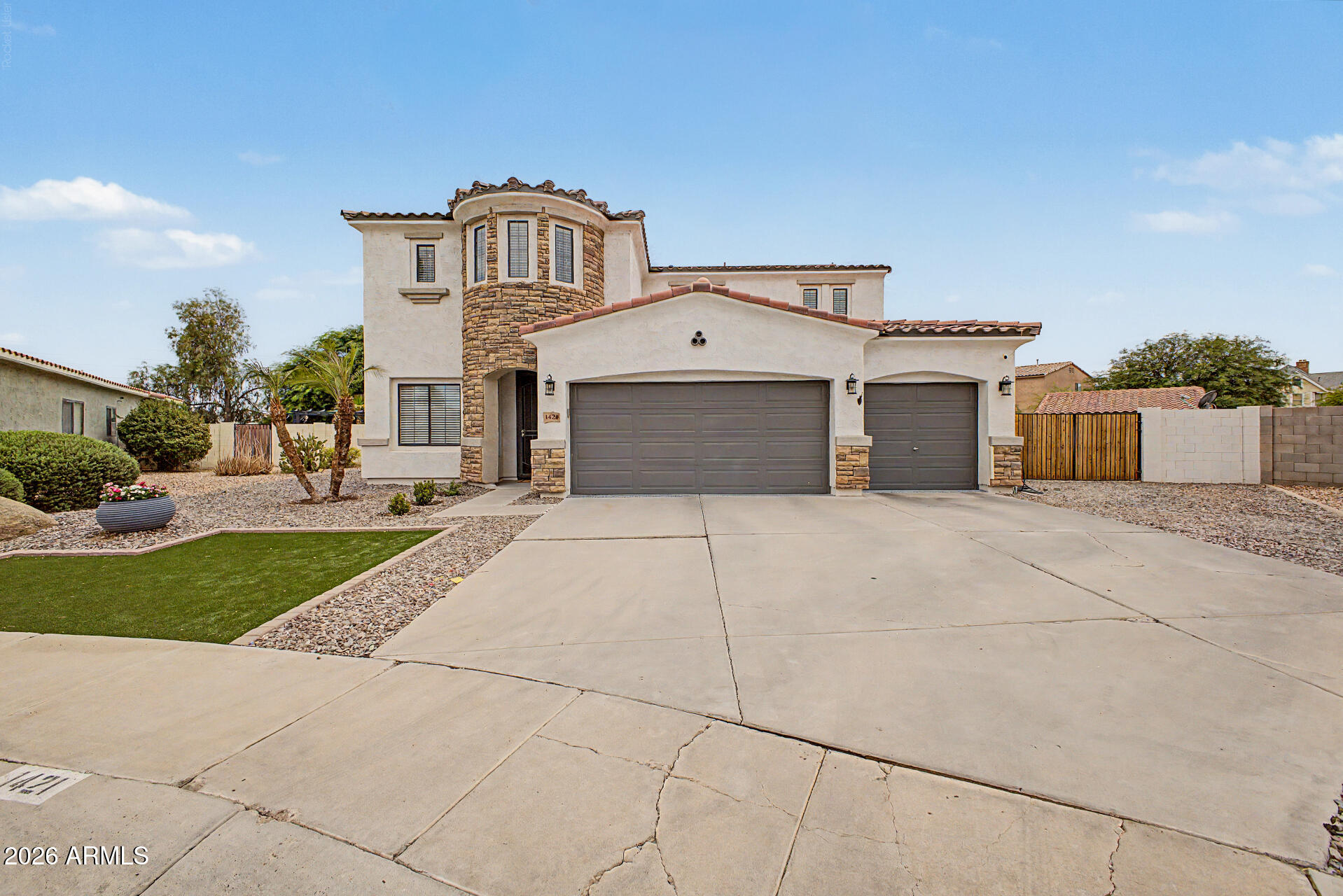 1421 E SADDLEBROOK Court
