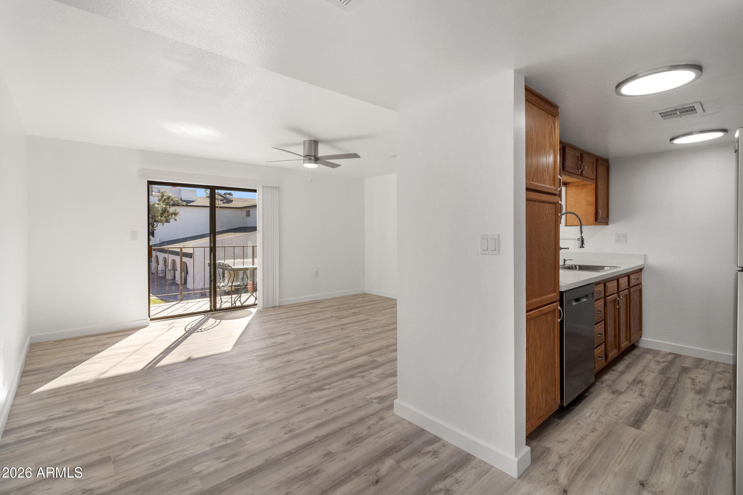 3033 E DEVONSHIRE Avenue 2005