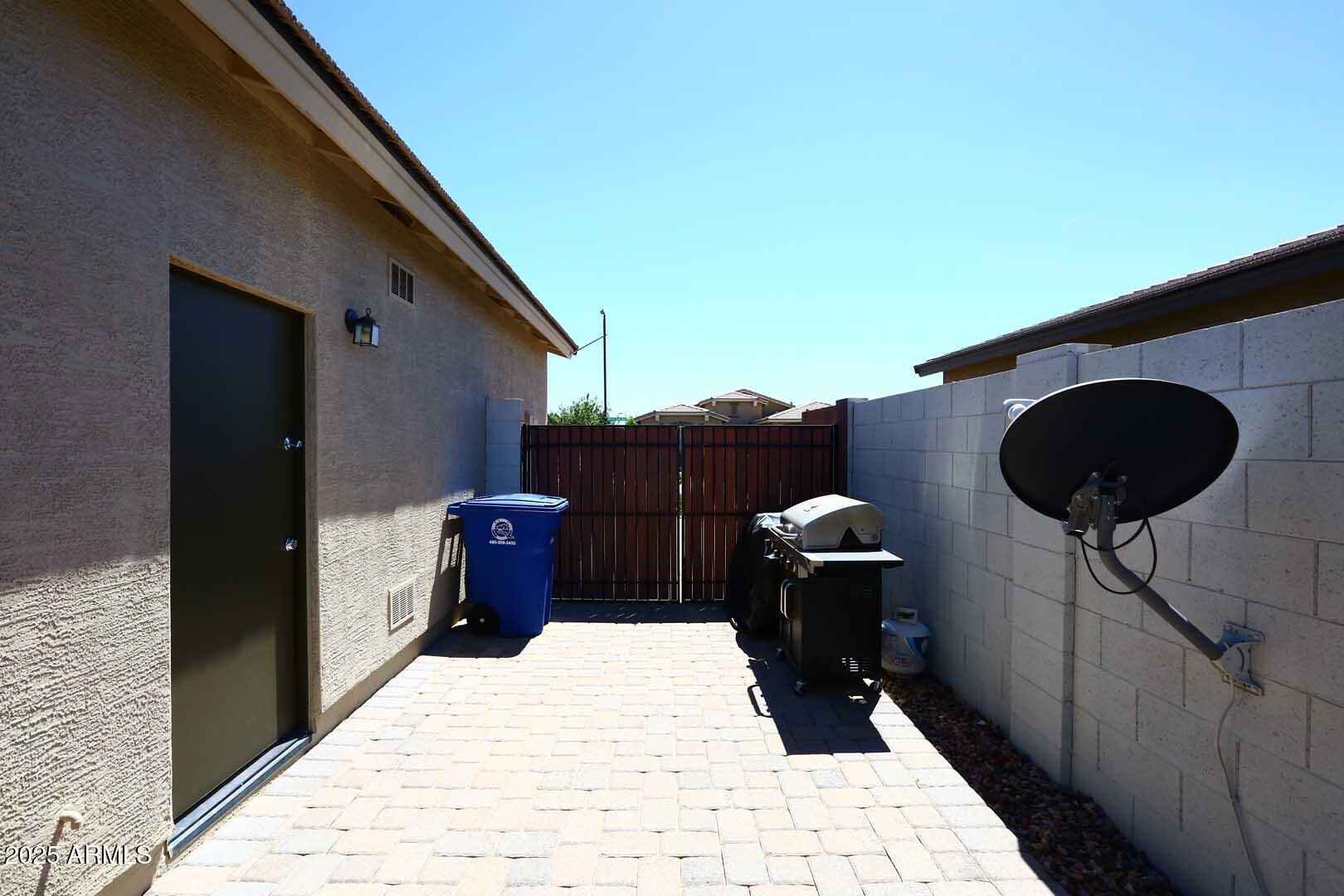 48 W WHITE OAK Avenue
