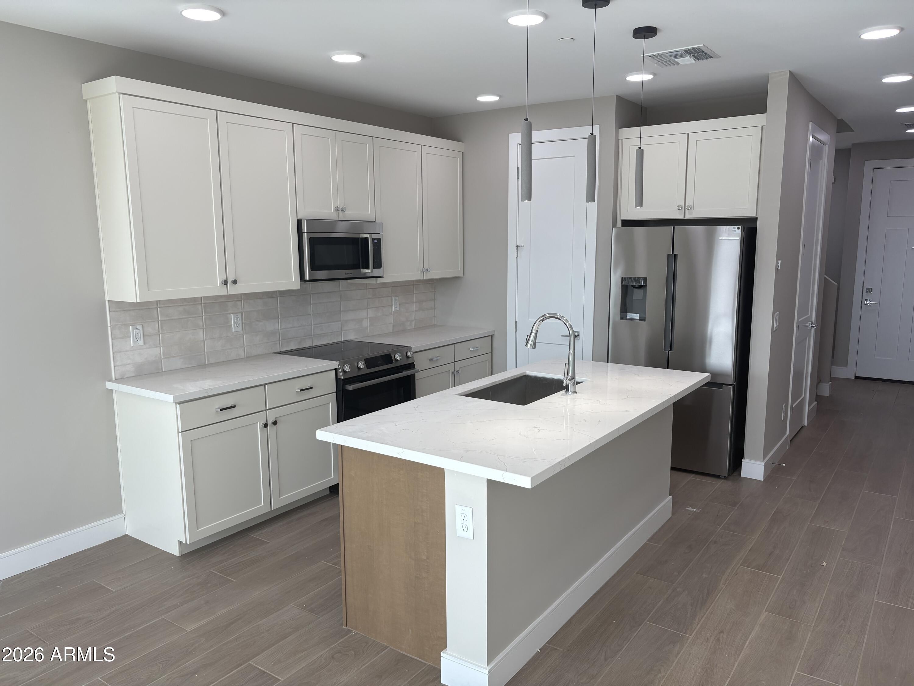 1017 E PASADENA Avenue