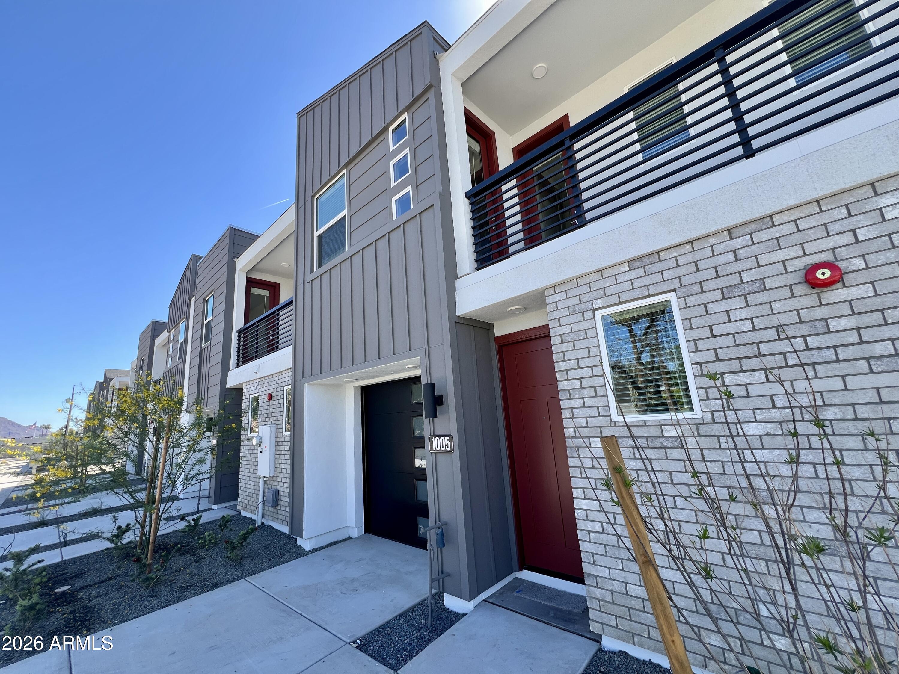 1017 E PASADENA Avenue