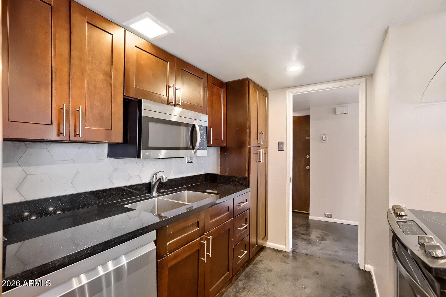 207 W CLARENDON Avenue F10