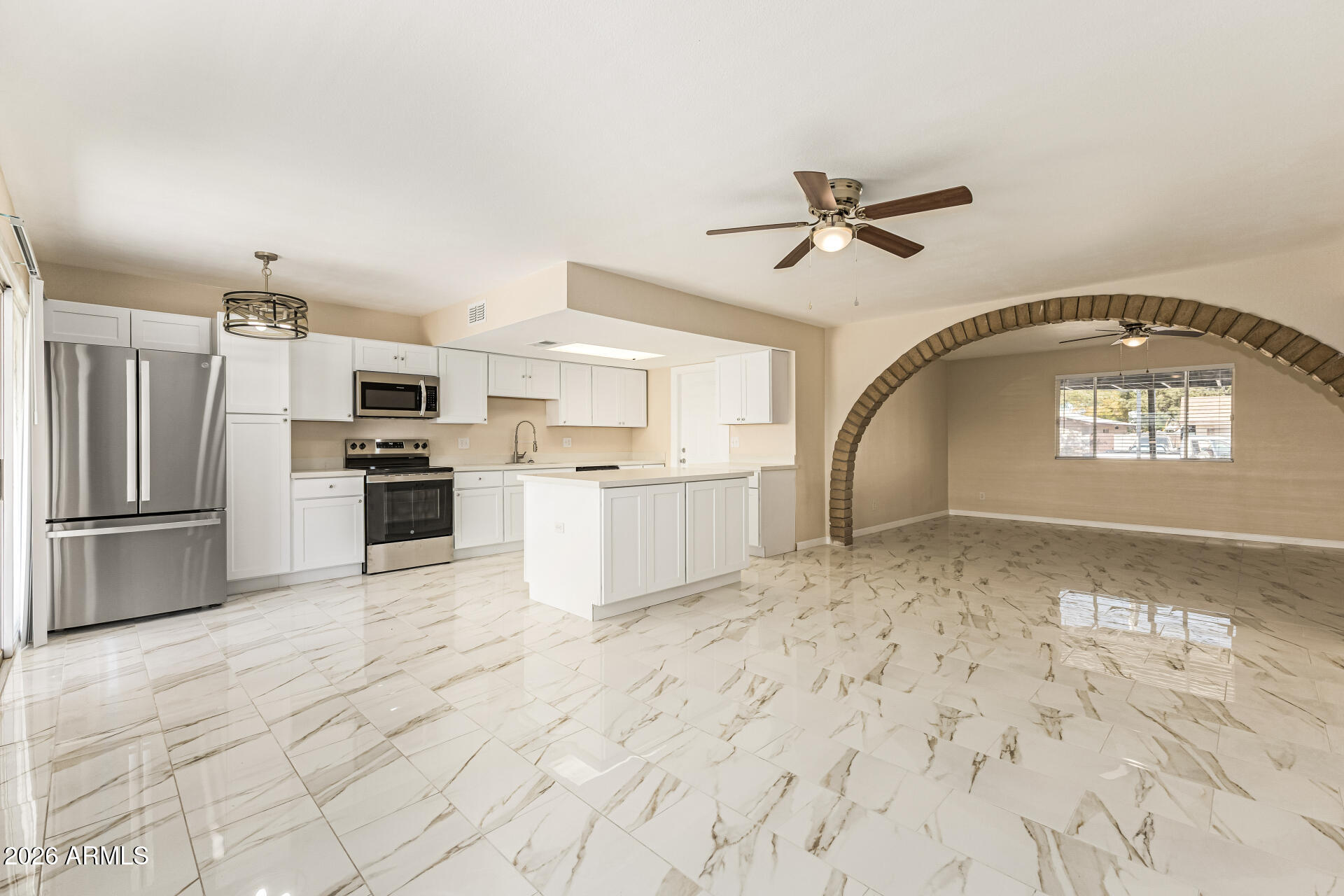 1521 E DIAMOND Avenue