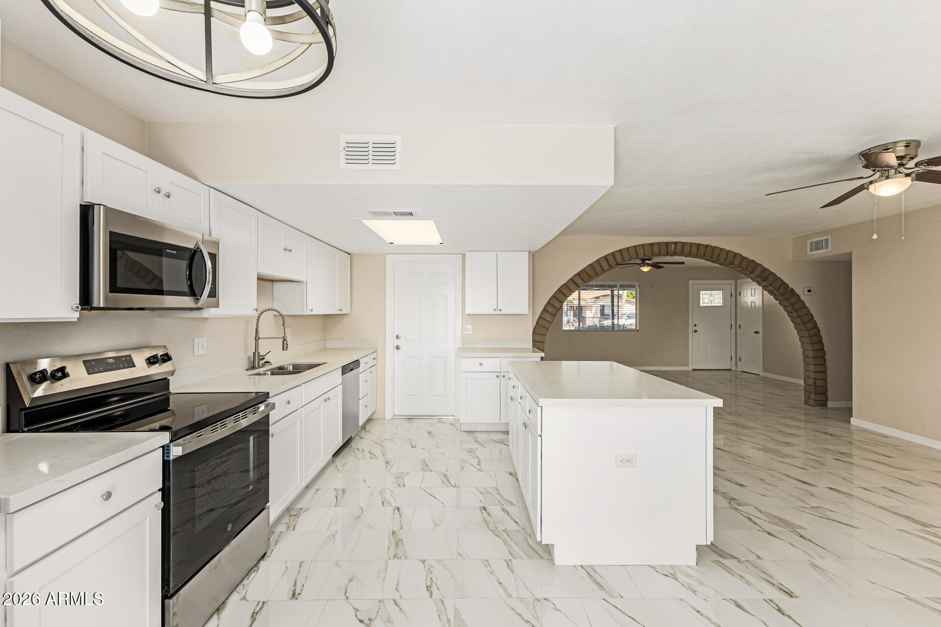 1521 E DIAMOND Avenue