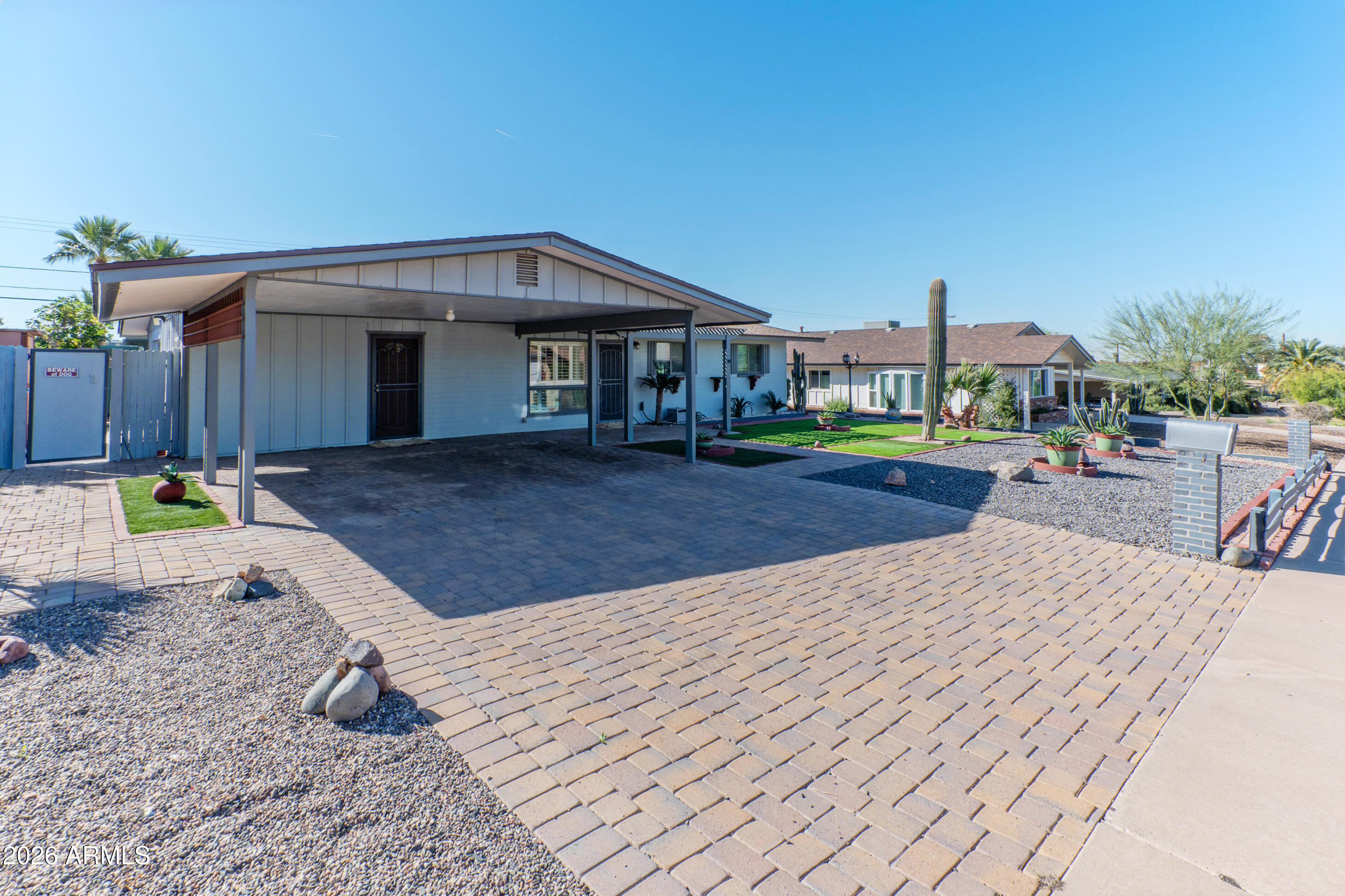 1317 E LAWRENCE Lane