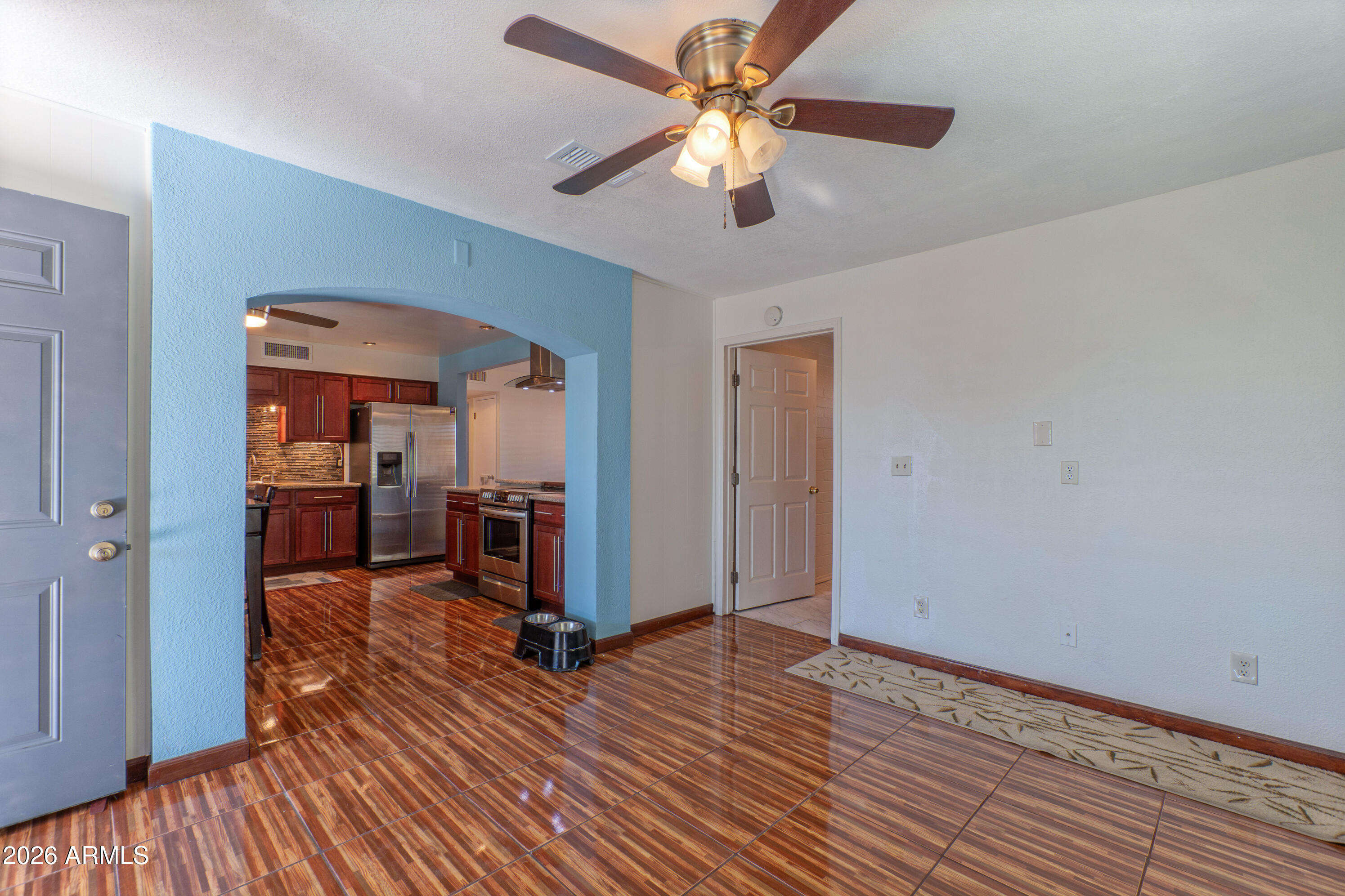 1317 E LAWRENCE Lane