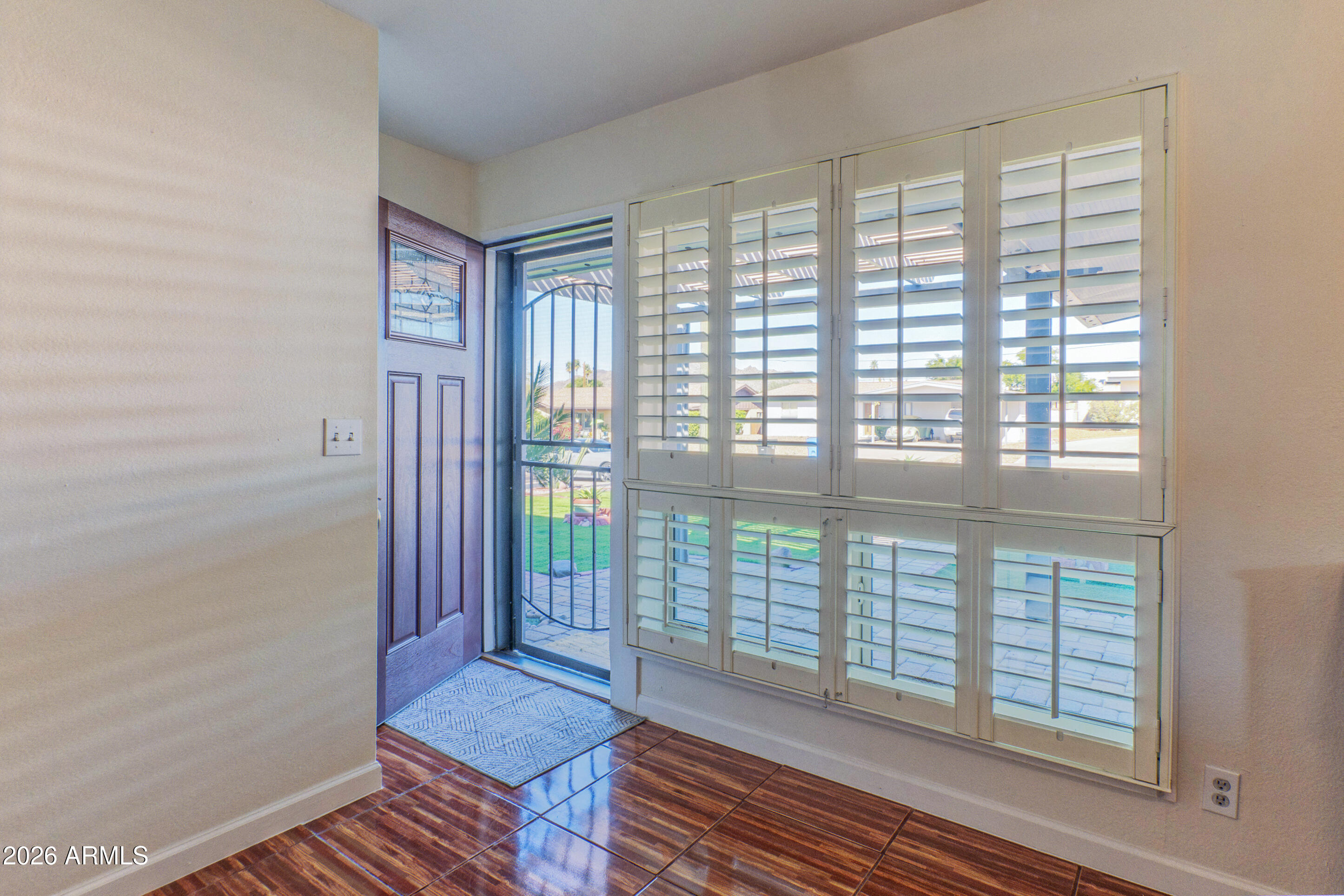 1317 E LAWRENCE Lane