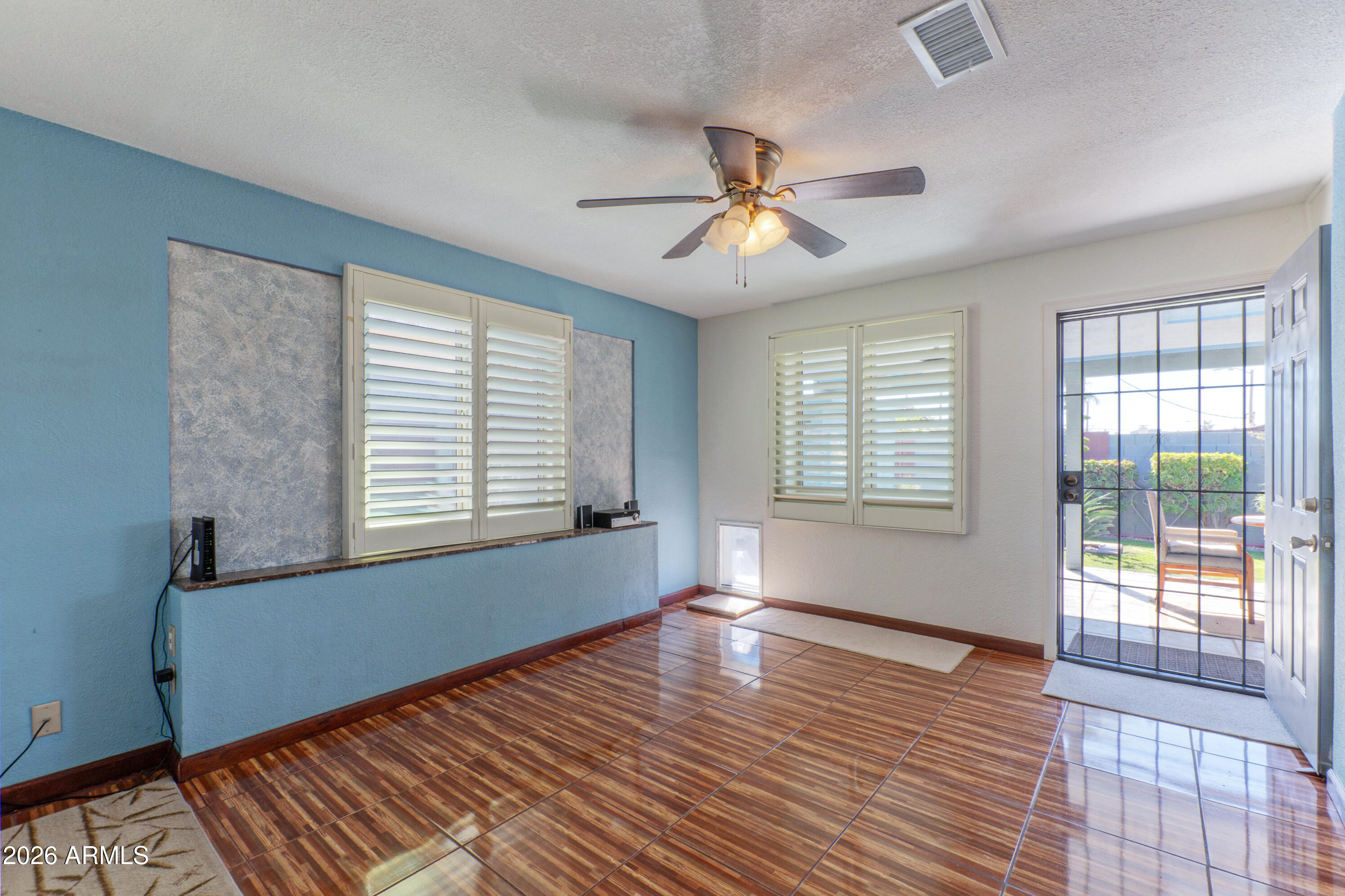 1317 E LAWRENCE Lane