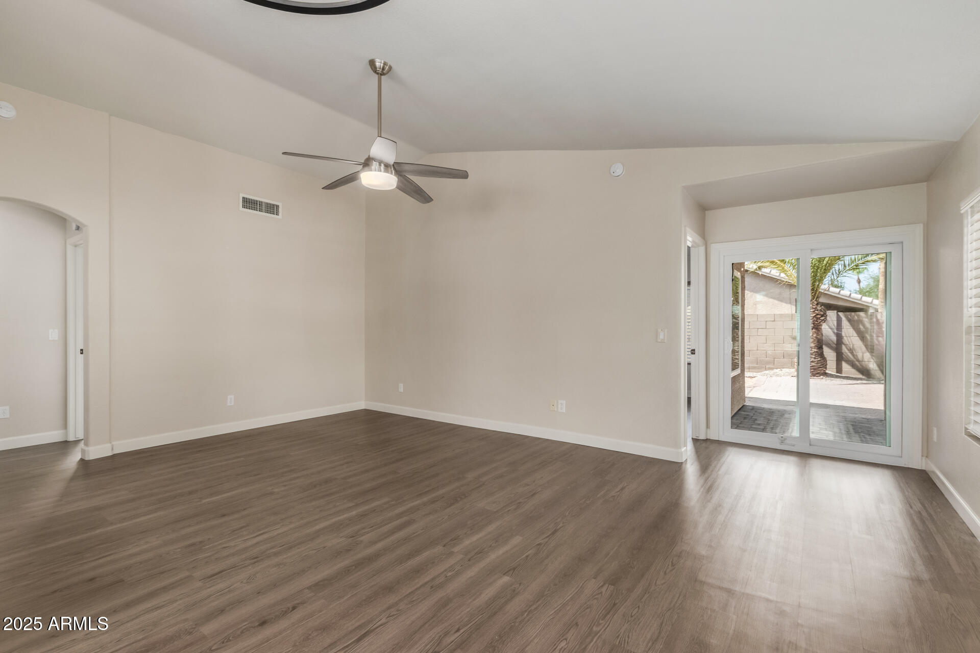 246 W Sheffield Avenue