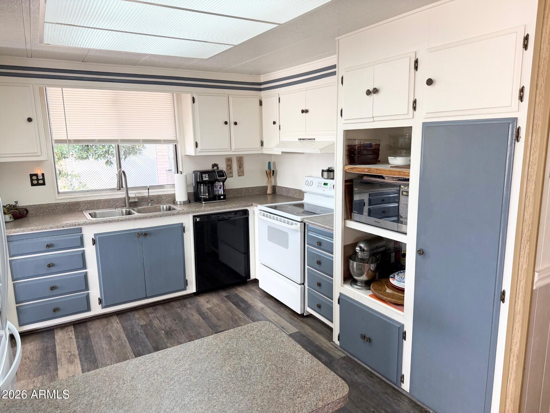 8264 E DUTCHMAN Drive