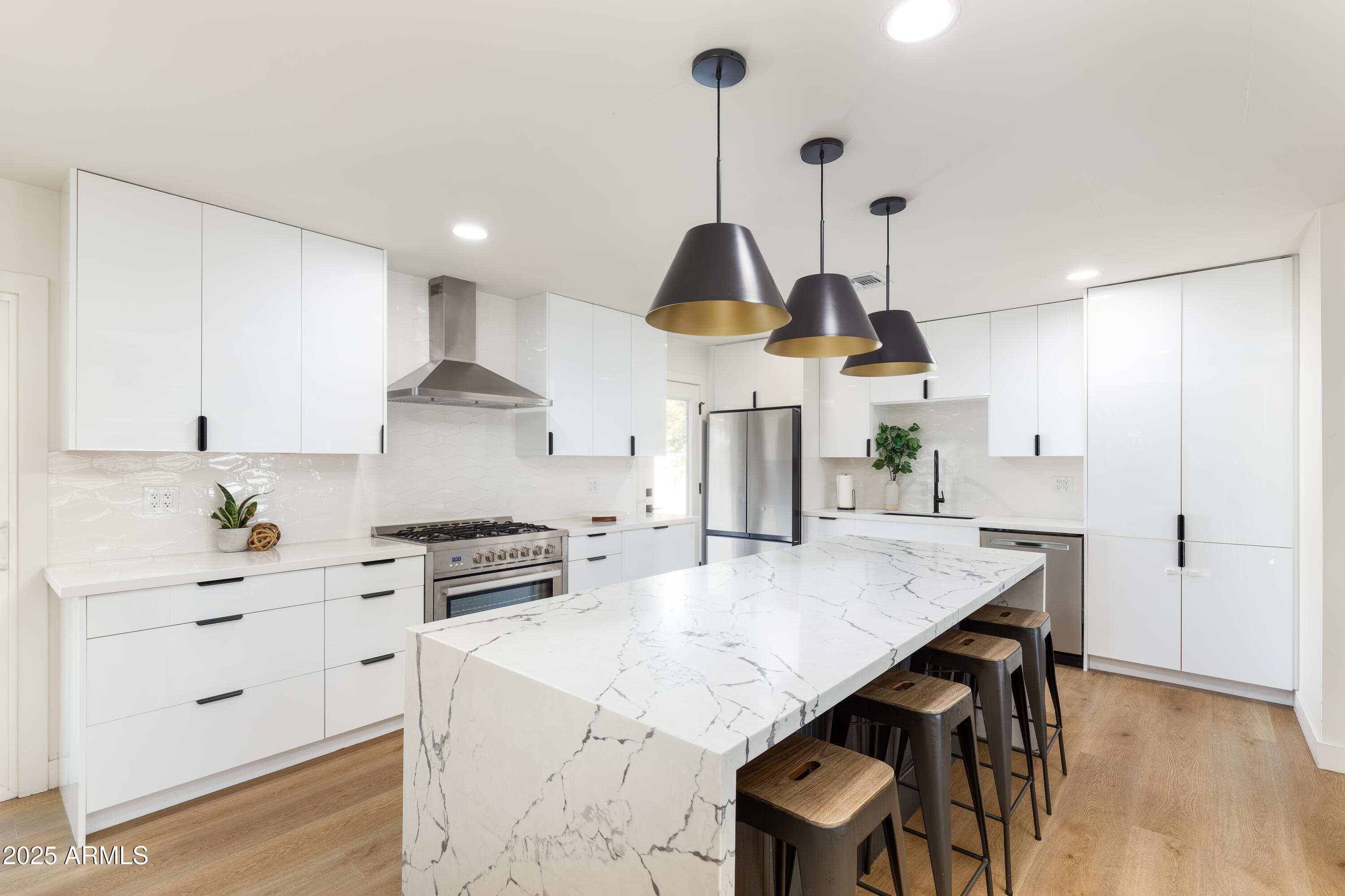 8024 E HUBBELL Street