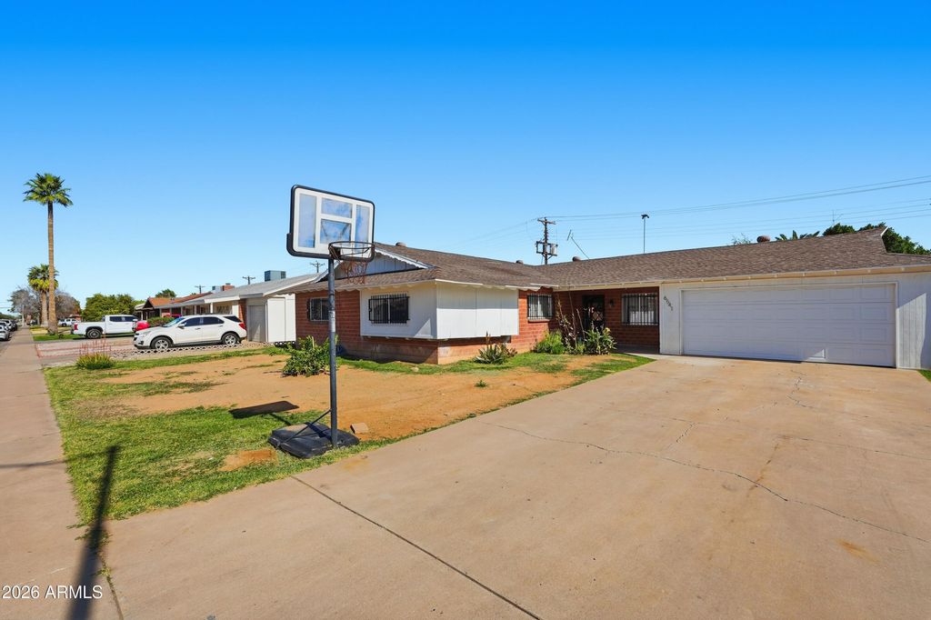 Photo of 6541 N 41st Avenue, Phoenix, AZ 85019 (MLS # 6976911)