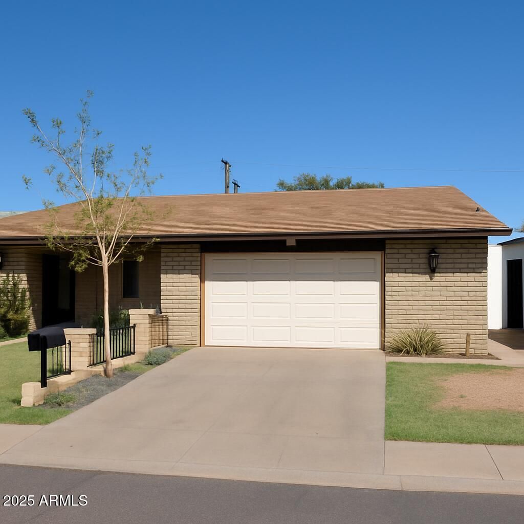 Photo of 462 E Royal Palms Drive, Mesa, AZ 85203 (MLS # 6929915)