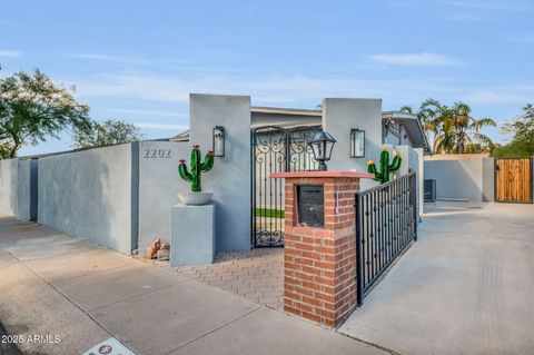 2202 E LINCOLN Drive Phoenix AZ 85016