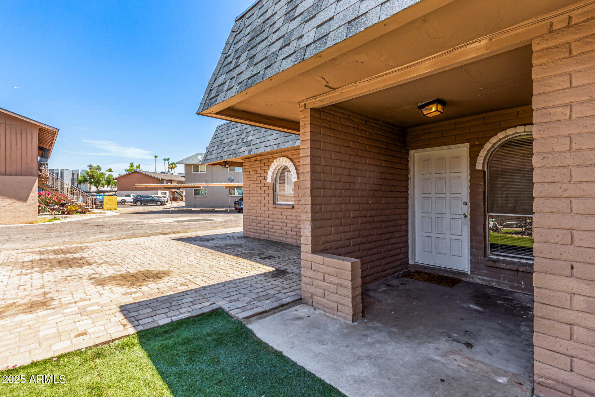 1142 W DRUMMER Avenue