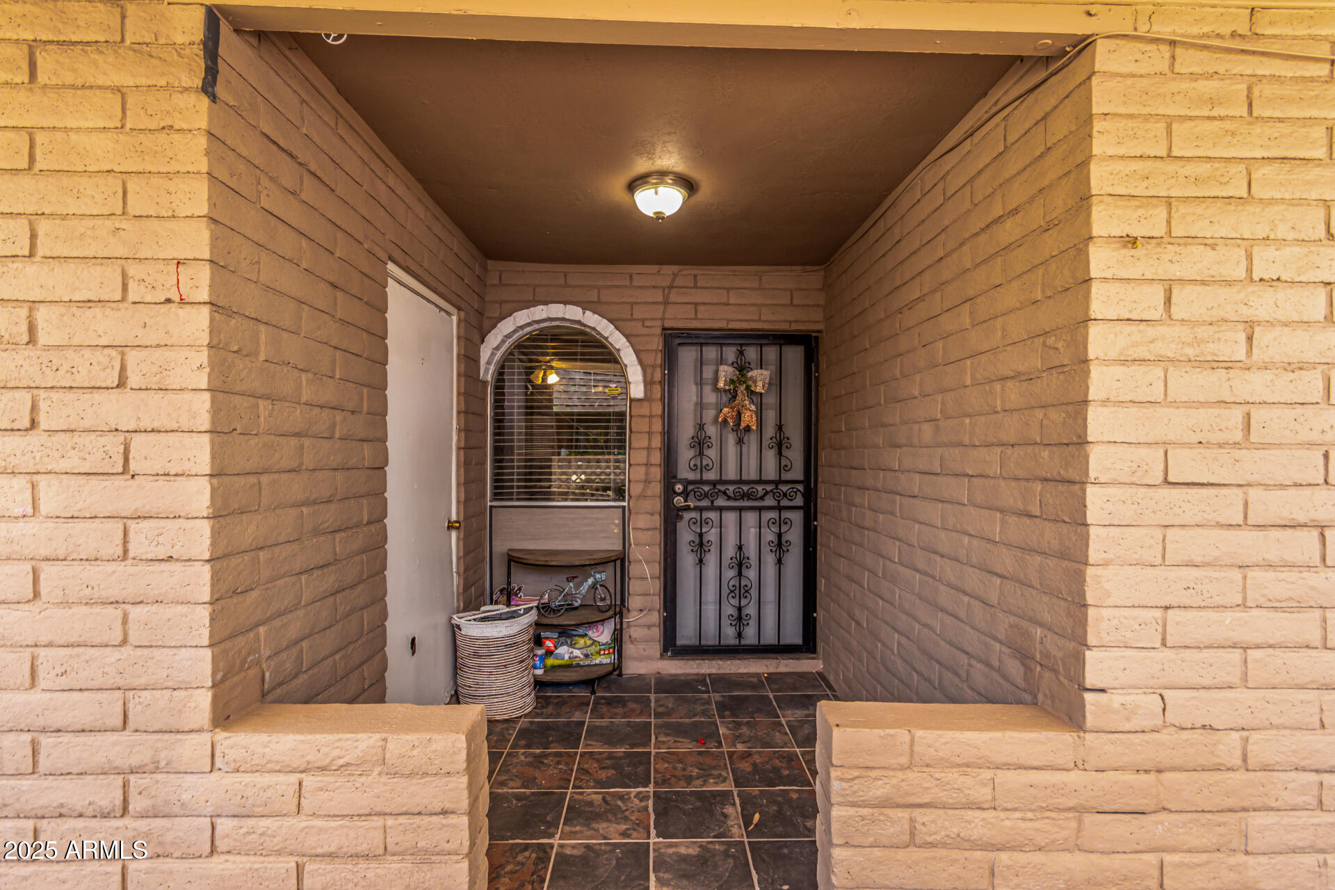 1142 W DRUMMER Avenue