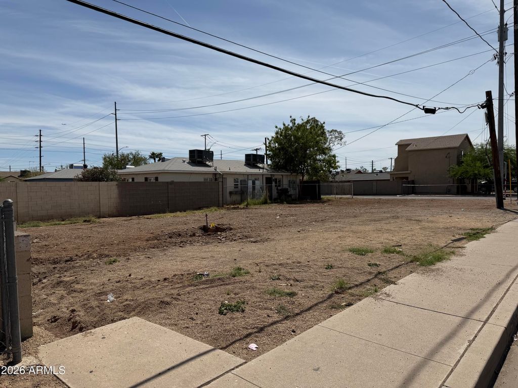 Photo of 2301 E Taylor Street #-, Phoenix, AZ 85006 (MLS # 7017910)