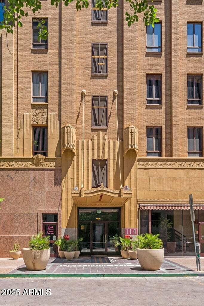 114 W ADAMS Street 910