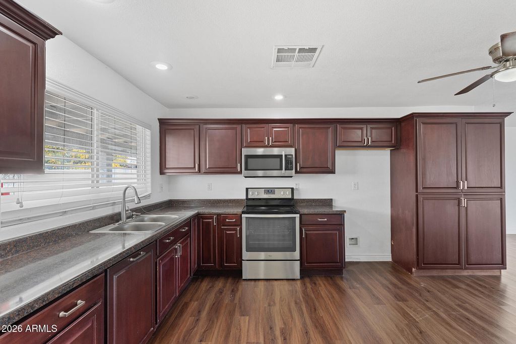 Photo of 10826 N 72nd Drive, Peoria, AZ 85345 (MLS # 6992912)