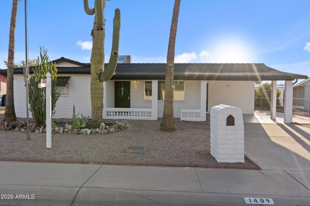 Photo of 1409 S Ocotillo Drive, Apache Junction, AZ 85120 (MLS # 6991758)